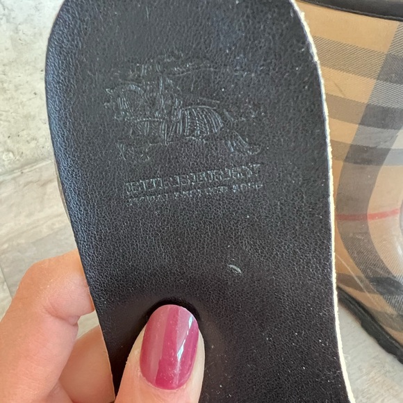 Size 6 Burberry rainboots - Picture 4 of 4